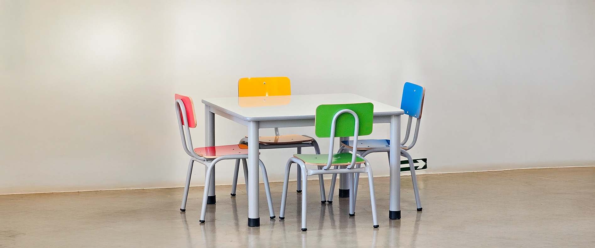 Mobiliário escolar moderno e resistente